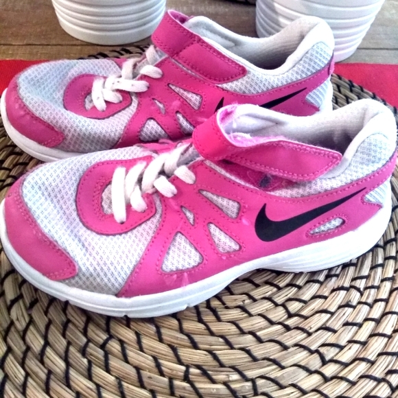 Nike Revolution 2 girls sneakers size 13c Velcro - Picture 1 of 6